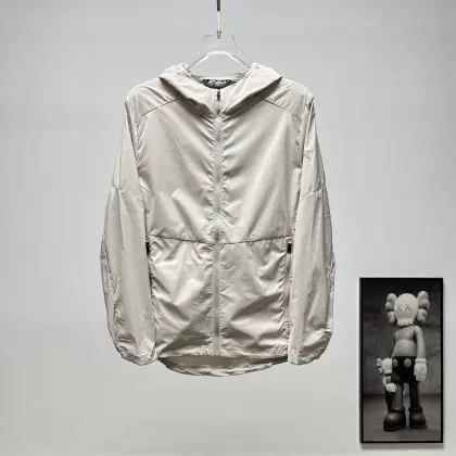 (顶级版本) ARC‘TERYX |始祖鸟袖标轻薄防晒衣 货号:S039 颜色:黑色 灰白 推出的袖标轻薄防晒衣,主打春夏户外防晒与轻量防护场景 ✅ 夏季户外徒步、露营、登山,应对紫外线与多变天气 ✅ 日常通勤、逛街、差旅,搭配T恤、短袖衬衫都适配 ✅ 轻运动场景,比如慢跑、骑行、健身房训练,透气不闷汗 ✅ 周末出游、城市漫步,防晒清爽又自带质感 ✨ 1. 功能性面料:采用高密锦纶防晒面料,具备UPF120+专业防晒效果,可有效阻隔紫外线;面料轻量透气,自带凉感,夏季穿着清爽不闷汗;搭配DWR防泼水涂层,可应对突发小雨和潮湿环境,同时面料抗撕裂、易收纳,方便户外携带. 2. 实用细节设计: ◦ 连帽设计,可全方位保护颈部、面部,避免阳光直射; ◦ 全拉链开合设计,穿脱方便,也可根据需求调节透气度; ◦ 袖子上带有始祖鸟刺绣标识,低调提升品牌辨识度; ◦ 侧缝隐形口袋设计,可收纳随身小物,也可将整件衣服收纳进袋中,方便携带; ◦ 下摆与袖口采用微收设计,可防止风灌入,也能防止蚊虫侵入. 3. 版型剪裁:合身微宽松的版型,对身材包容度高,不挑肩宽与体型,兼顾户外实用性与日常穿搭的利落感,叠穿T恤、卫衣也毫无压力. 🏔️ 始祖鸟(ARC'TERYX)作为加拿大高端户外品牌,以硬核的户外科技和极简的设计美学著称.这款袖标防晒衣延续了品牌的功能性基因,将专业户外的防晒、防泼水科技融入日常休闲设计中,弱化了专业户外的厚重感,更适合城市与户外的多场景切换,是户外爱好者和都市青年夏季穿搭的热门选择.
